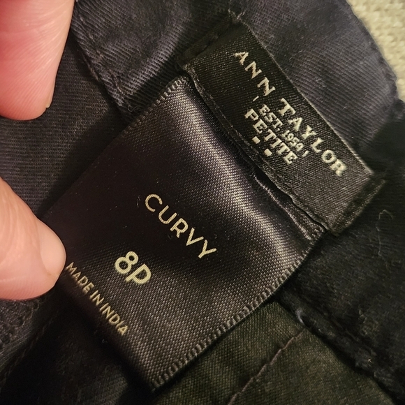 Ann Taylor Petite Curvy Fit Black Shorts Women's 8P Modest Bermuda Casual EUC - Picture 4 of 5